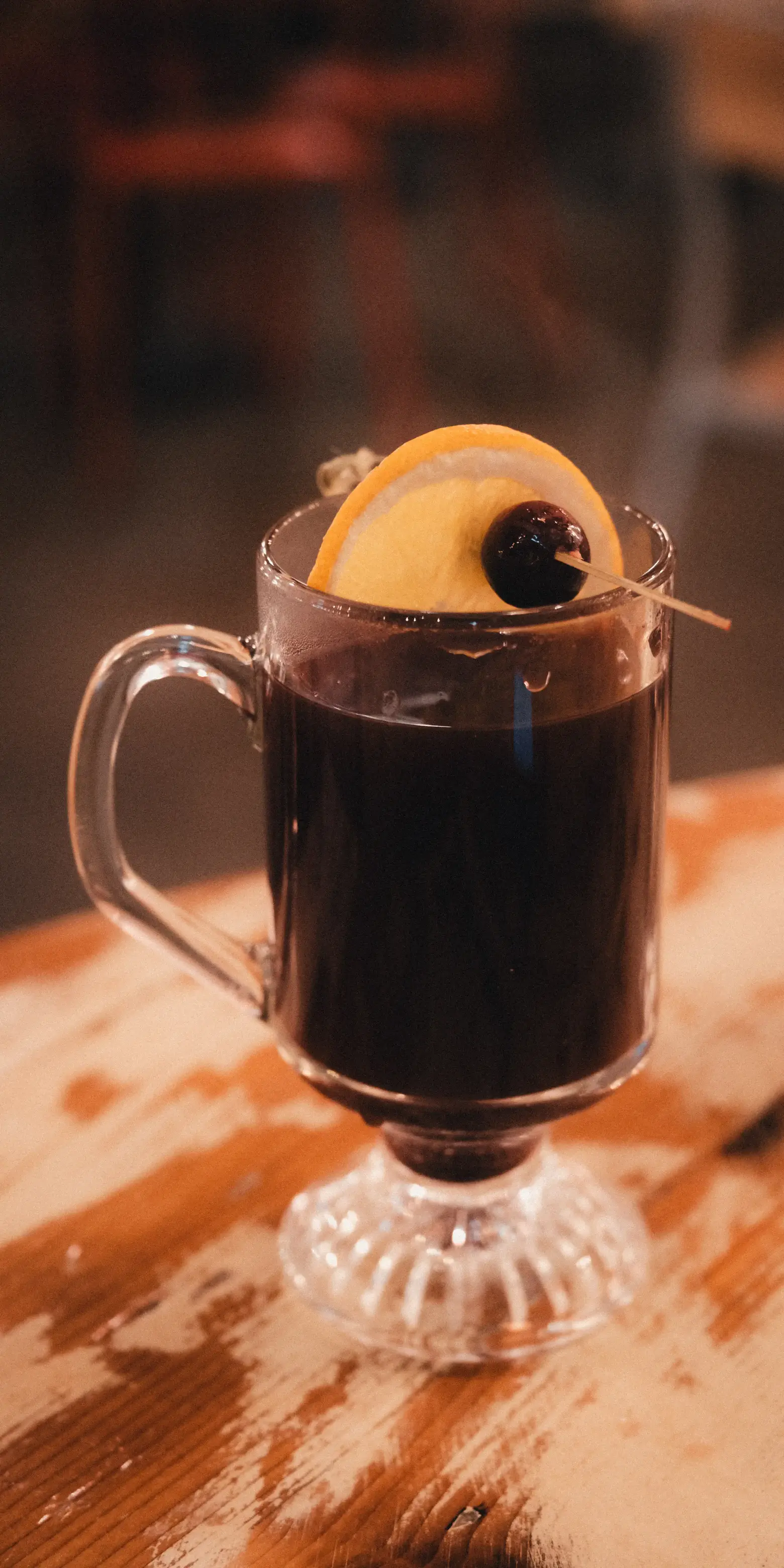 mulled wine glass with fruit decoration